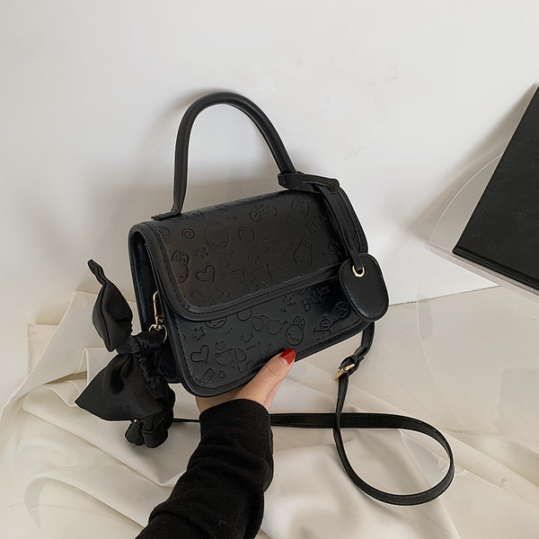 Γυναικεία τσάντα με ανάγλυφο δέρμα και κορδέλα