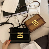 Moderna sieviešu soma ar garu rokturi un metāla aizdari