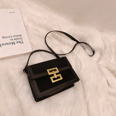 Moderna sieviešu soma ar garu rokturi un metāla aizdari