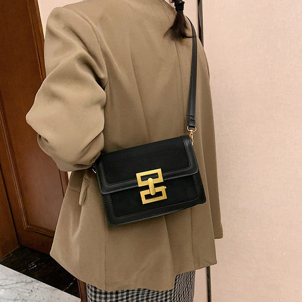 Moderna sieviešu soma ar garu rokturi un metāla aizdari