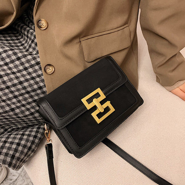 Moderna sieviešu soma ar garu rokturi un metāla aizdari