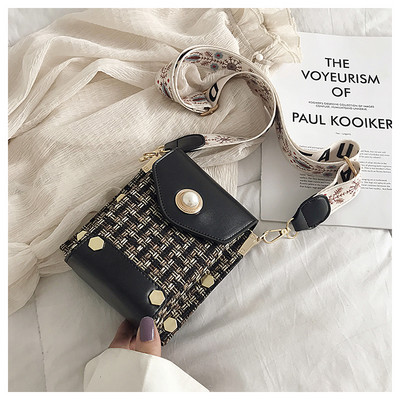 Μικρή ορθογώνια τσάντα με μεταλλικά τρουξ και υφασμάτινες λαβές