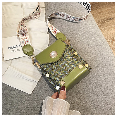 Μικρή ορθογώνια τσάντα με μεταλλικά τρουξ και υφασμάτινες λαβές