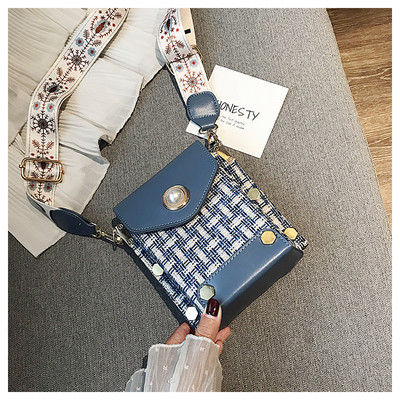 Μικρή ορθογώνια τσάντα με μεταλλικά τρουξ και υφασμάτινες λαβές