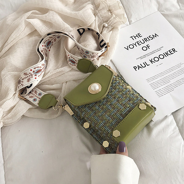 Μικρή ορθογώνια τσάντα με μεταλλικά τρουξ και υφασμάτινες λαβές