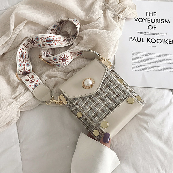 Μικρή ορθογώνια τσάντα με μεταλλικά τρουξ και υφασμάτινες λαβές