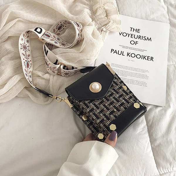 Μικρή ορθογώνια τσάντα με μεταλλικά τρουξ και υφασμάτινες λαβές