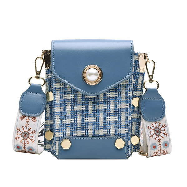 Μικρή ορθογώνια τσάντα με μεταλλικά τρουξ και υφασμάτινες λαβές