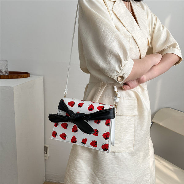 Geanta de dama din piele cu aplicatii si maner lung