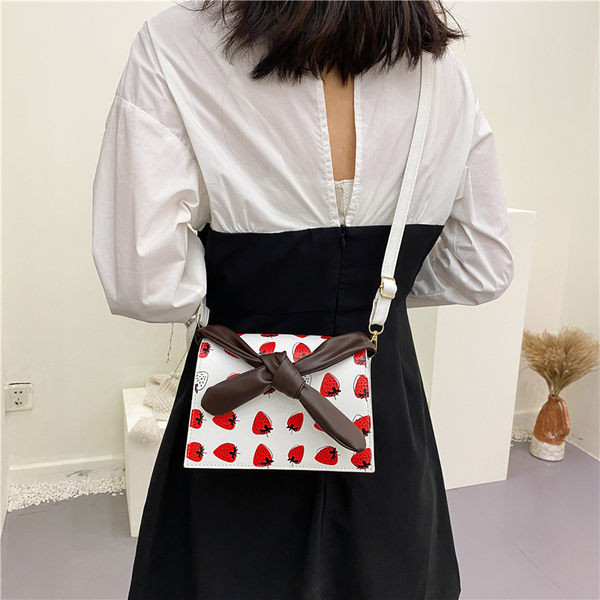 Geanta de dama din piele cu aplicatii si maner lung