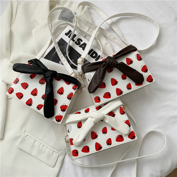 Geanta de dama din piele cu aplicatii si maner lung