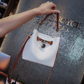 Μικρή δερμάτινη τσάντα νέου μοντέλου με δύο λαβές