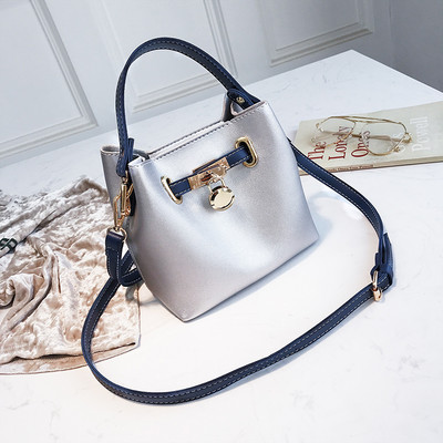 Μικρή δερμάτινη τσάντα νέου μοντέλου με δύο λαβές