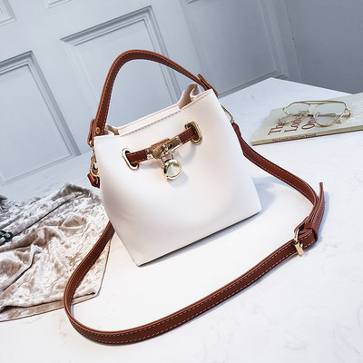 Μικρή δερμάτινη τσάντα νέου μοντέλου με δύο λαβές