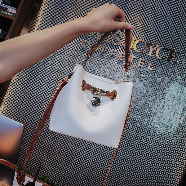 Μικρή δερμάτινη τσάντα νέου μοντέλου με δύο λαβές