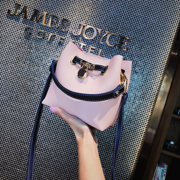 Μικρή δερμάτινη τσάντα νέου μοντέλου με δύο λαβές