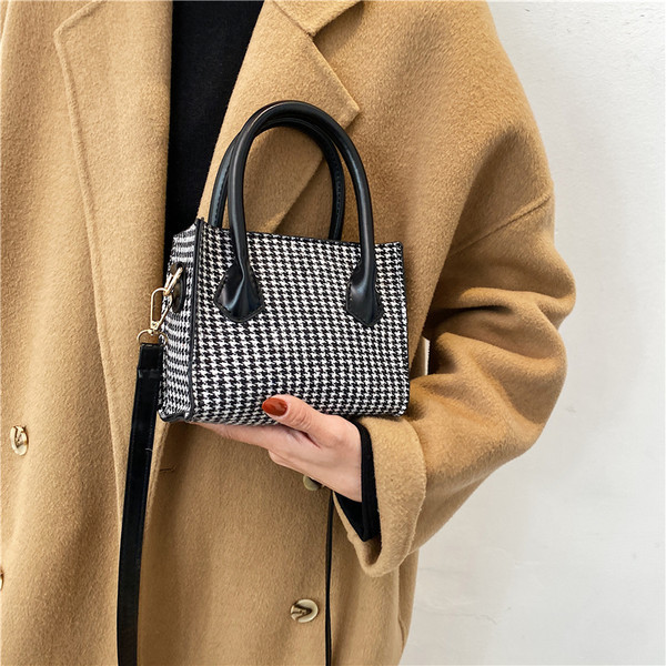 Sieviešu rūtainā soma ar diviem rokturiem