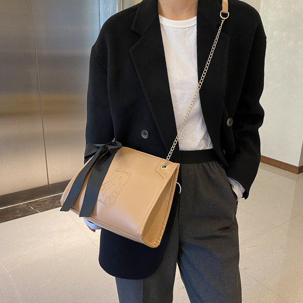 Καθημερινή τσάντα με διακόσμηση αρκουδάκι και κορδέλα