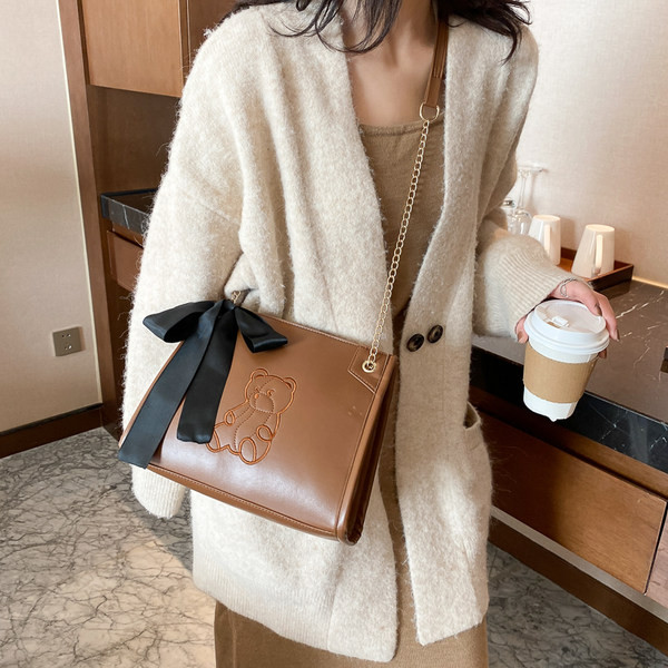 Καθημερινή τσάντα με διακόσμηση αρκουδάκι και κορδέλα