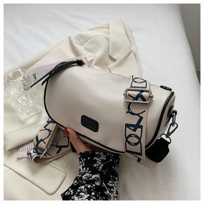 Γυναικεία τετράγωνη τσάντα με ρυθμιζόμενο λουράκι