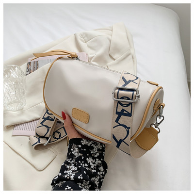 Γυναικεία τετράγωνη τσάντα με ρυθμιζόμενο λουράκι