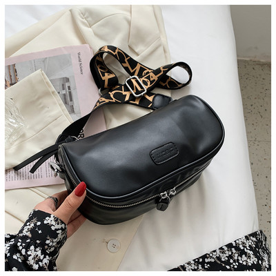 Γυναικεία τετράγωνη τσάντα με ρυθμιζόμενο λουράκι