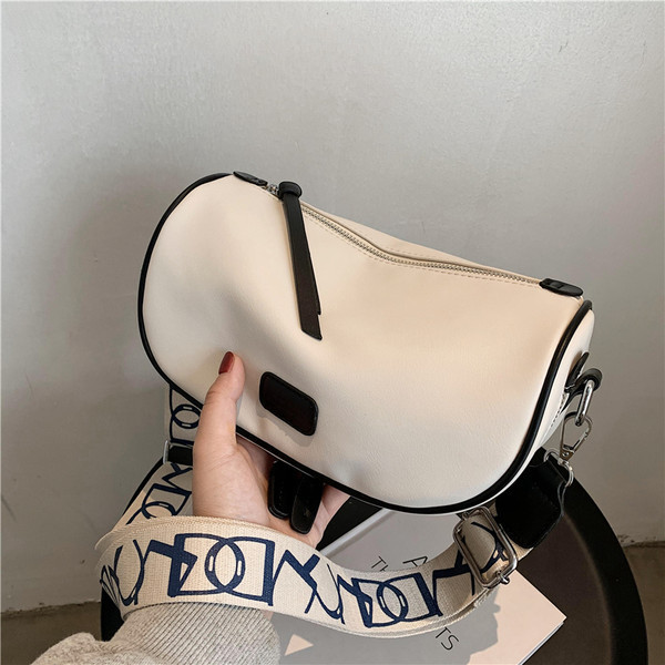 Γυναικεία τετράγωνη τσάντα με ρυθμιζόμενο λουράκι