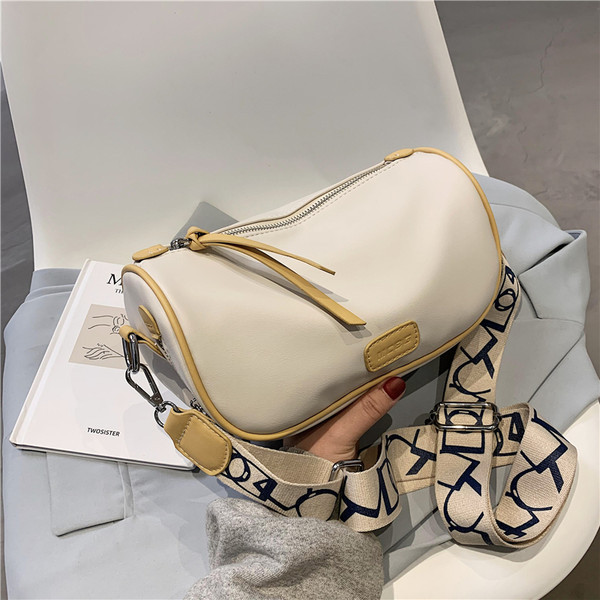 Γυναικεία τετράγωνη τσάντα με ρυθμιζόμενο λουράκι