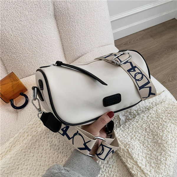 Γυναικεία τετράγωνη τσάντα με ρυθμιζόμενο λουράκι