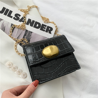 Mūsdienīga sieviešu soma ar metāla aizdari un garu rokturi