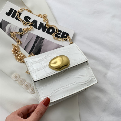 Mūsdienīga sieviešu soma ar metāla aizdari un garu rokturi