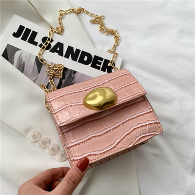 Mūsdienīga sieviešu soma ar metāla aizdari un garu rokturi