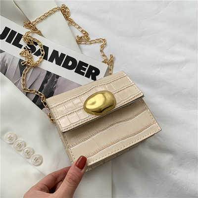 Mūsdienīga sieviešu soma ar metāla aizdari un garu rokturi