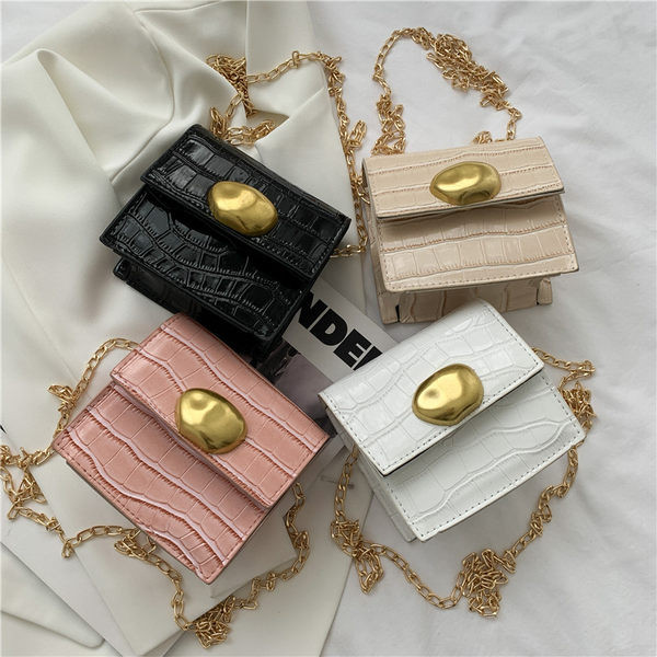 Mūsdienīga sieviešu soma ar metāla aizdari un garu rokturi