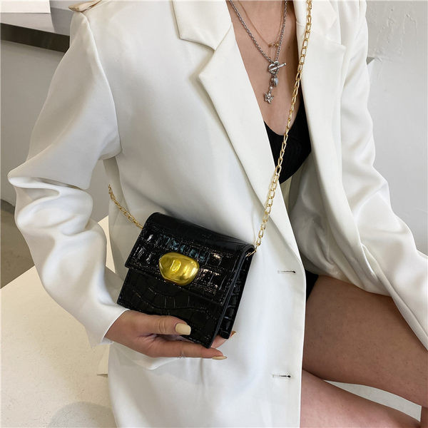 Mūsdienīga sieviešu soma ar metāla aizdari un garu rokturi