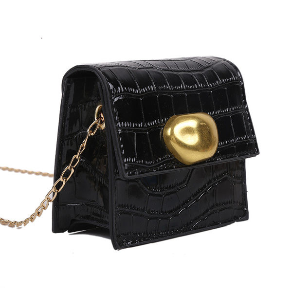 Mūsdienīga sieviešu soma ar metāla aizdari un garu rokturi