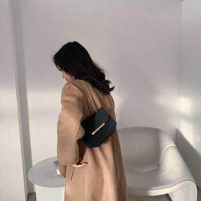 Καθημερινή γυναικεία τσάντα με μεταλλική αλυσίδα