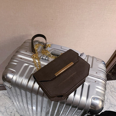 Καθημερινή γυναικεία τσάντα με μεταλλική αλυσίδα