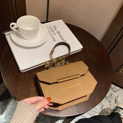 Καθημερινή γυναικεία τσάντα με μεταλλική αλυσίδα