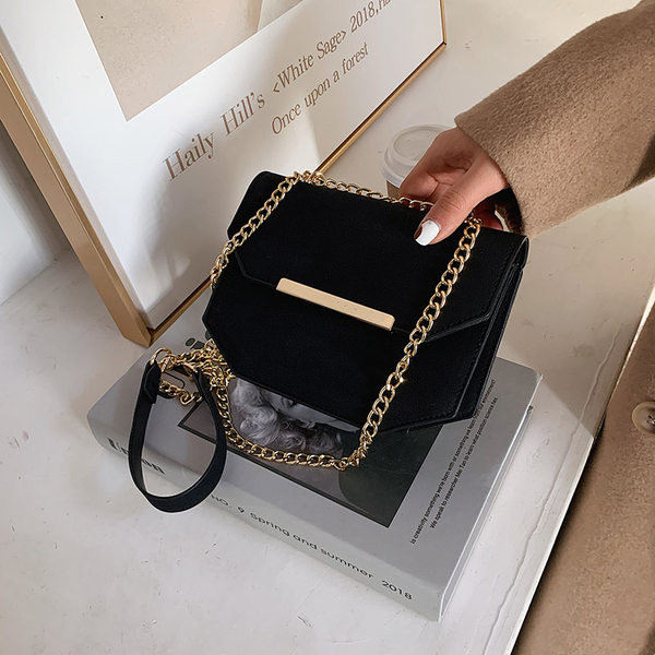 Καθημερινή γυναικεία τσάντα με μεταλλική αλυσίδα