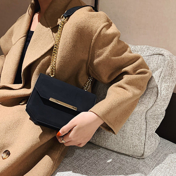 Καθημερινή γυναικεία τσάντα με μεταλλική αλυσίδα