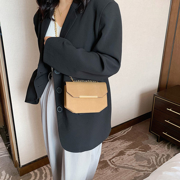 Καθημερινή γυναικεία τσάντα με μεταλλική αλυσίδα