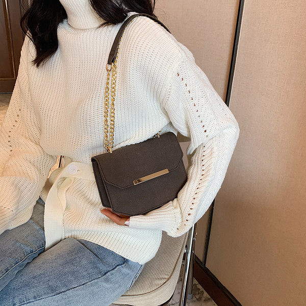 Καθημερινή γυναικεία τσάντα με μεταλλική αλυσίδα