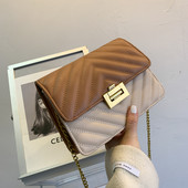 Γυναικεία έκο δερμάτινη τσάντα με μεταλλική στερέωση και λαβή