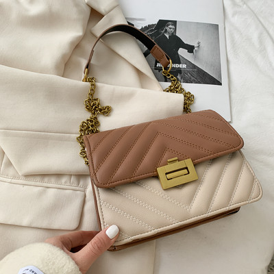 Γυναικεία έκο δερμάτινη τσάντα με μεταλλική στερέωση και λαβή