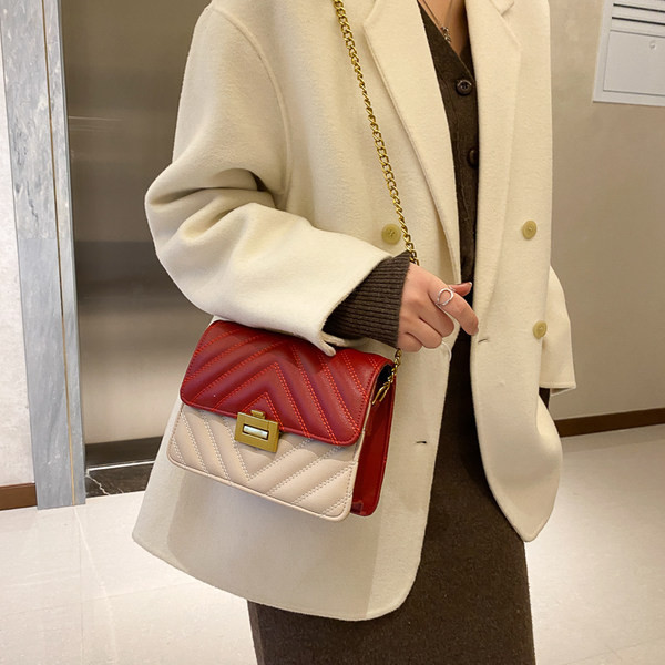 Γυναικεία έκο δερμάτινη τσάντα με μεταλλική στερέωση και λαβή