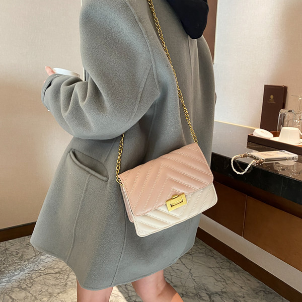 Γυναικεία έκο δερμάτινη τσάντα με μεταλλική στερέωση και λαβή