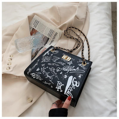 Geanta de dama din piele cu aplicatii si manere metalice