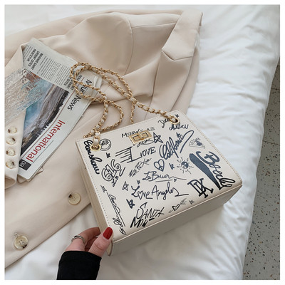 Geanta de dama din piele cu aplicatii si manere metalice