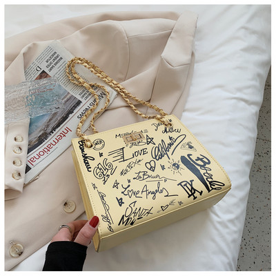 Geanta de dama din piele cu aplicatii si manere metalice